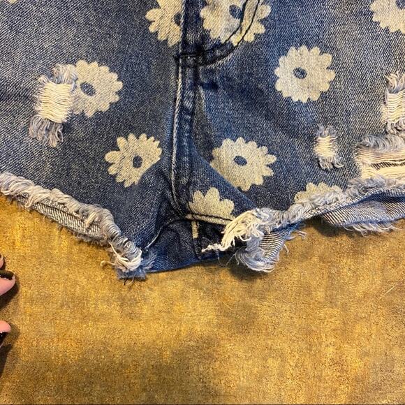 Hot Kiss Cici Ripped Floral Jean Shorts Junior's Size 11 Distressed Raw Hem - Picture 3 of 6
